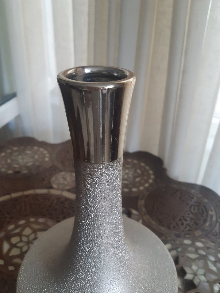 Gri Metalik Detaylı Dekoratif Vazo - Görsel 3