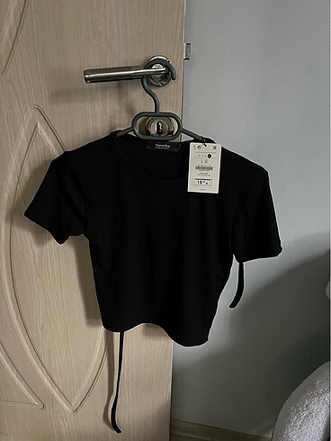Bershka marka bayan sırt dekolteli sıfır bluz
