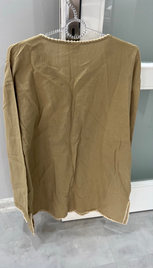 Nakışlı Zincir Detaylı Bej Keten Bluz - Görsel 4