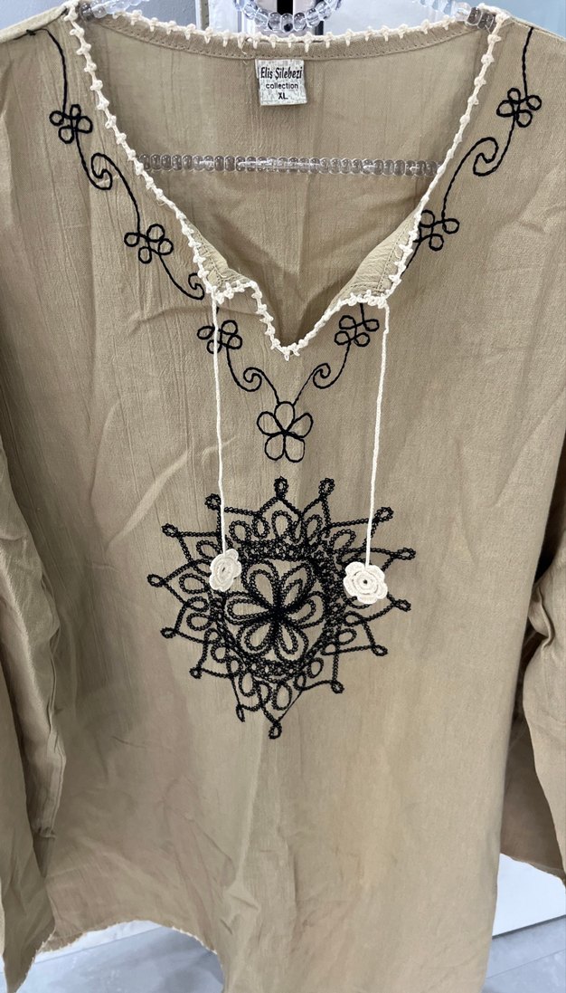 Nakışlı Zincir Detaylı Bej Keten Bluz - Görsel 2