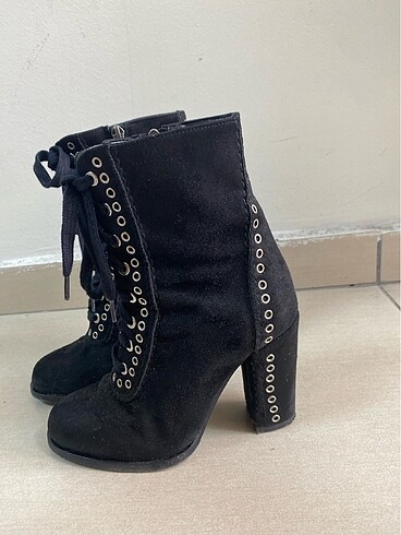 Zımbalı Siyah Goth Vintage Topuklu Bot