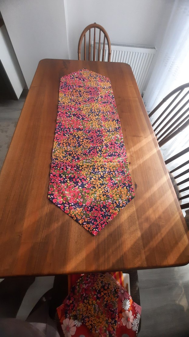 Çok Renkli Batik Desenli Masa Örtüsü - Görsel 3