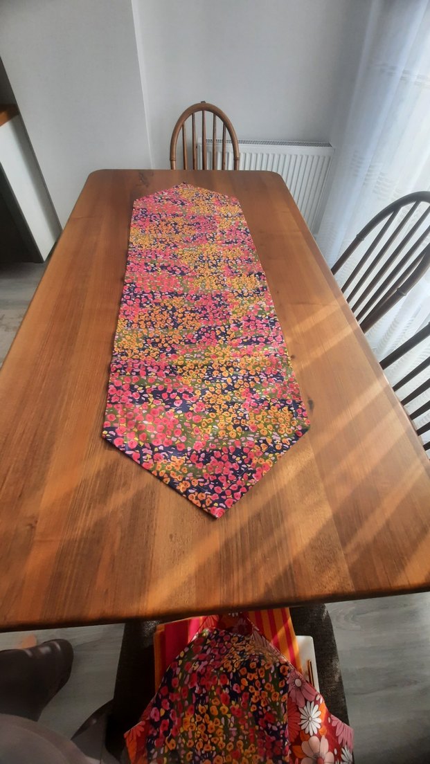 Çok Renkli Batik Desenli Masa Örtüsü - Görsel 2