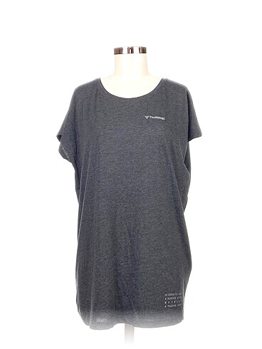Hummel T-shirt %70 İndirimli.