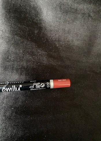Emilly Koyu Kırmızı Dudak Kalemi - Görsel 2
