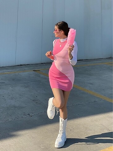 Pembe kısa elbise