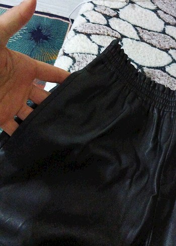 Kadın Siyah Deri Mini Şort - Görsel 4