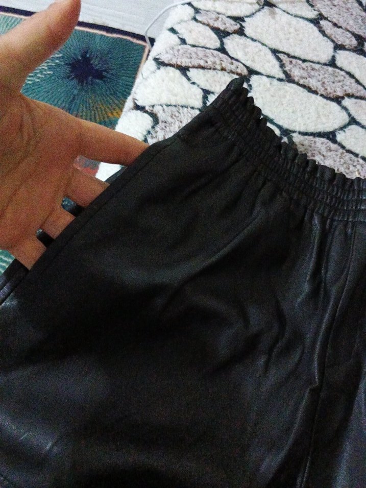 Kadın Siyah Deri Mini Şort - Görsel 4