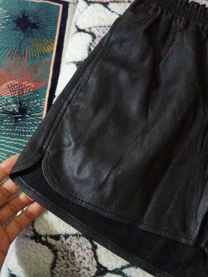 Kadın Siyah Deri Mini Şort - Görsel 2