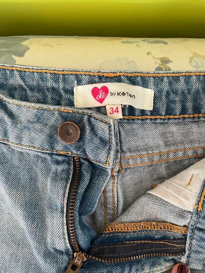 Koton Nakışlı Mavi Mini Denim Şort - Görsel 3