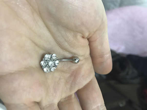Gümüş çiçek desenli piercing