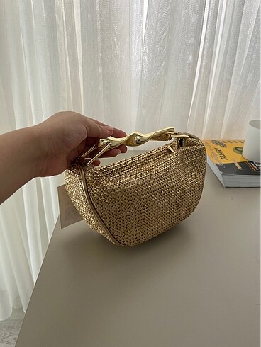Metal saplı gold çanta - Görsel 3
