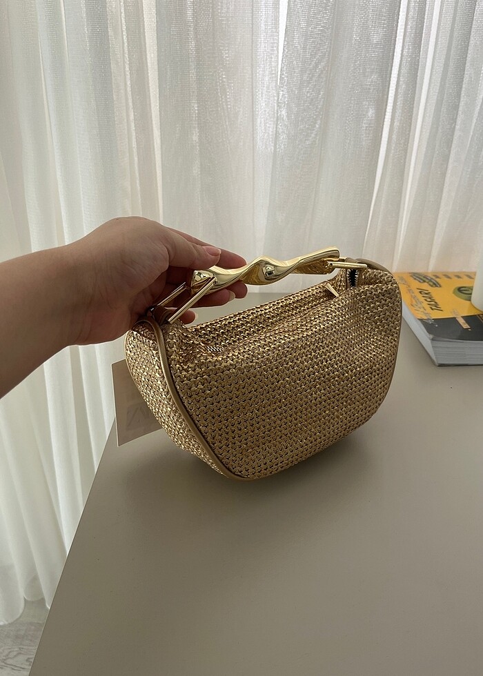 Metal saplı gold çanta - Görsel 3