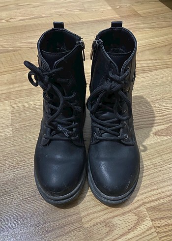 Siyah Deri Bağcıklı Bot kız çocuğu - Görsel 2