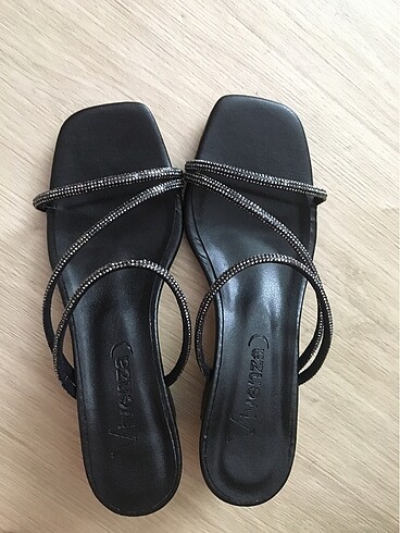 Siyah tasli topuklu ayakkabi