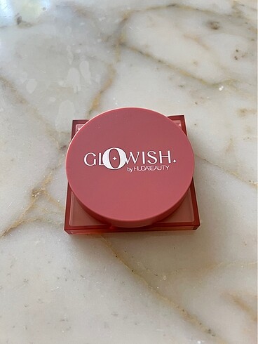 Huda beauty Glowish Caring Coral Allık