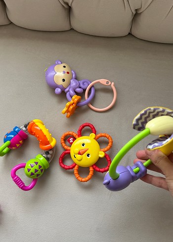 Fisher Price Fisher price Renkli Diş Kaşıyıcı ve Çıngırak Seti