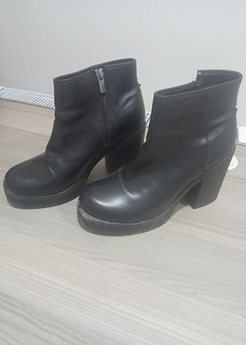 Siyah Deri Tokalı Kadın Bot