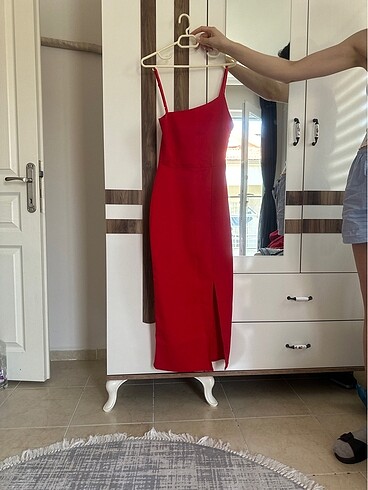 Kırmız askılı mezuniyet elbisesi