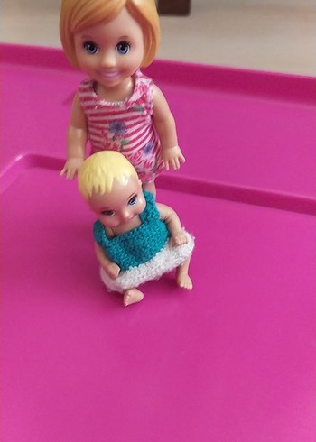 Pembe Zeminli İki Bebek Oyuncak