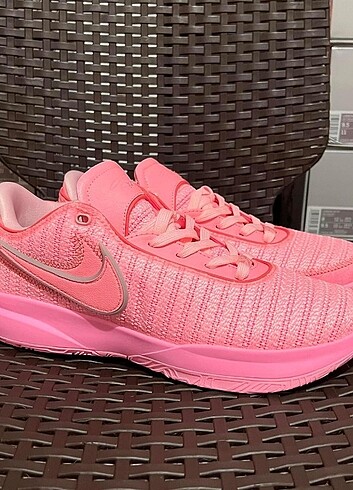 LeBron 20