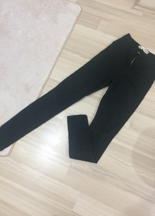 Dizleri yırtık pantolon g