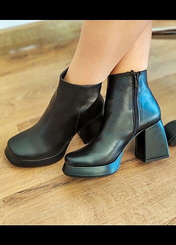 36 Beden ZARA MODEL SIYAH KALIN TOPUKLU BOT