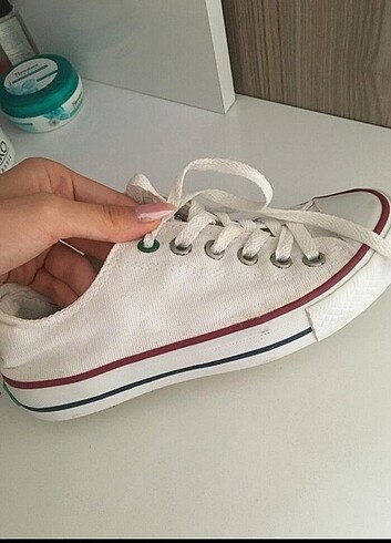 Beyaz Converse ayakkabı 