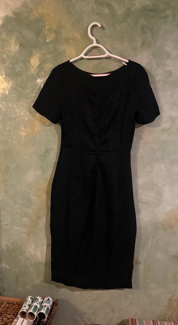 Siyah V Yaka Kısa Kollu Midi Elbise - Görsel 4