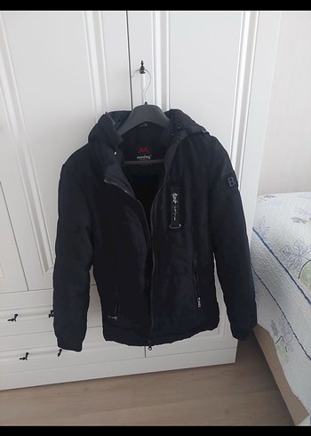 Kadın Siyah Kapüşonlu Kısa Mont - Görsel 3