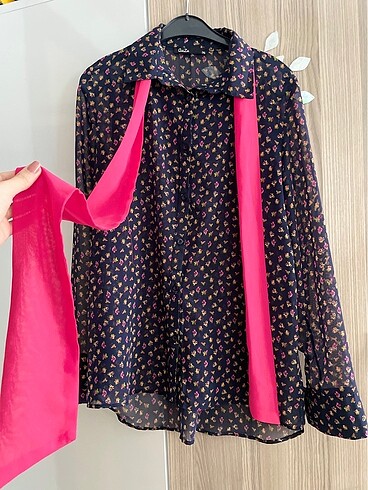 Pembe fularlı Vintage lacivert şifon gömlek