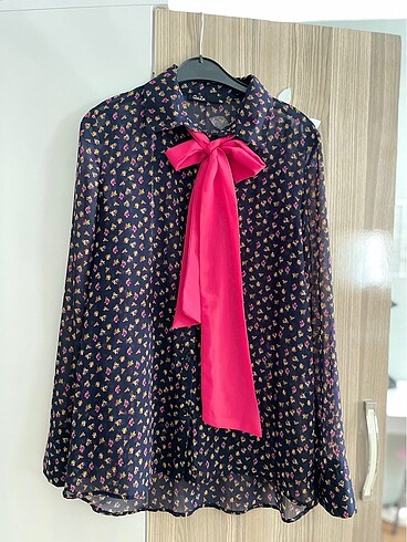 36 Beden Pembe fularlı Vintage lacivert şifon gömlek