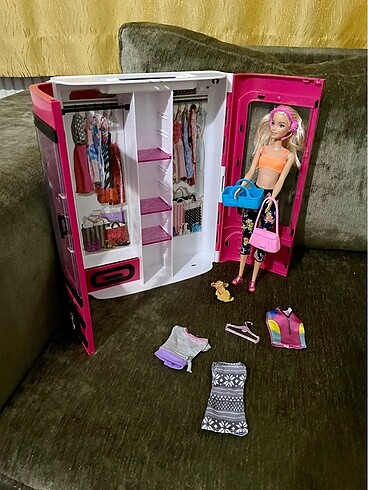 Barbie dolabı