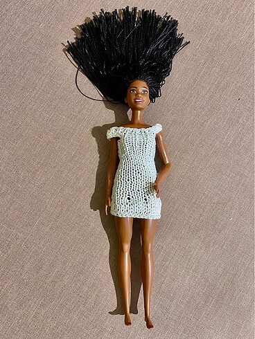 Esmer rastalı barbie bebek