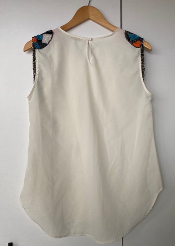 Zincir Detaylı Beyaz Kolsuz Bluz - Görsel 2