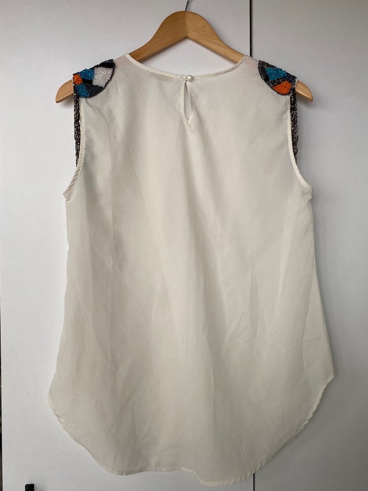 Zincir Detaylı Beyaz Kolsuz Bluz - Görsel 2