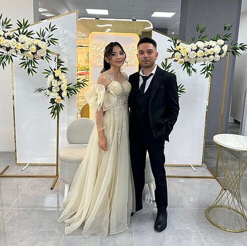 Ömür in krem rengi taşlı nişan elbisesi