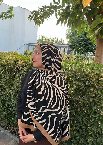 Beden Drapeli Siyah Zebra Desenli Kadın Şal