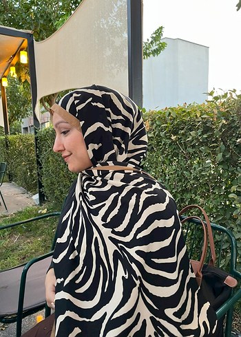 Drapeli Siyah Zebra Desenli Kadın Şal