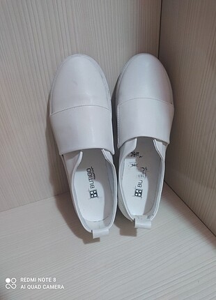 Beyaz rahat ayakkabı