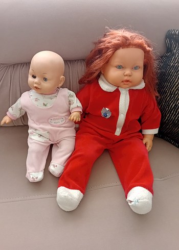 Kırmızı tulumlu büyük oyuncak bebek