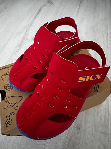 25 Beden SKECHERS ÇOCUK SANDALET