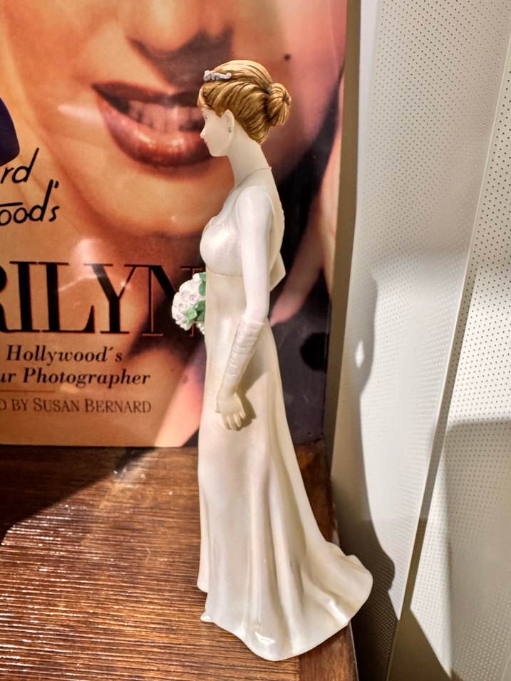 Beyaz Gelinlikli Kadın Biblo - Görsel 2