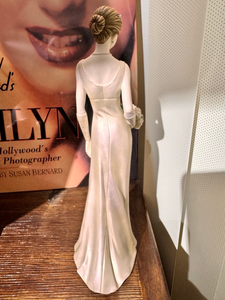 Beyaz Gelinlikli Kadın Biblo - Görsel 3