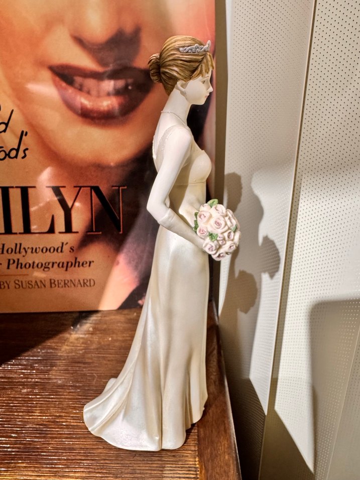 Beyaz Gelinlikli Kadın Biblo - Görsel 4