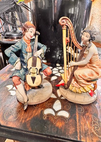 Keman ve Arp Çalan Figürler - Görsel 2