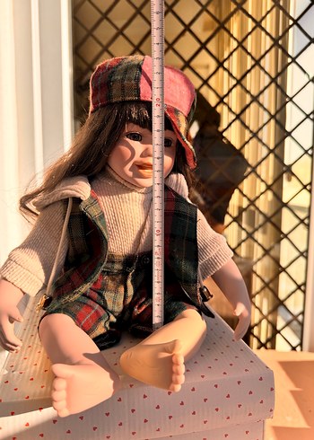 Kahverengi saçlı, ekose kıyafetli oyuncak bebek - Görsel 2