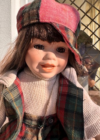 Kahverengi saçlı, ekose kıyafetli oyuncak bebek - Görsel 5