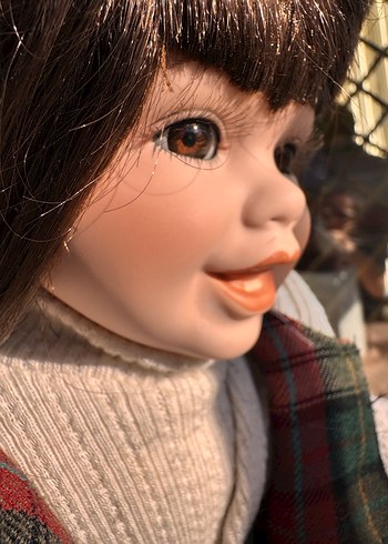 Kahverengi saçlı, ekose kıyafetli oyuncak bebek - Görsel 4