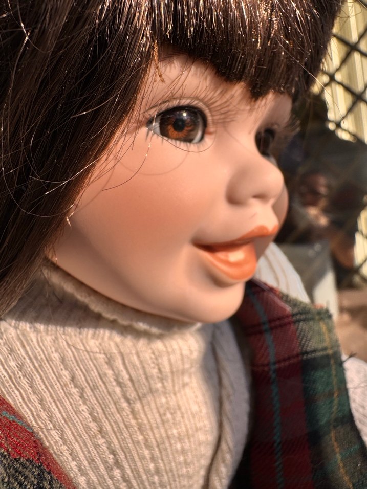 Kahverengi saçlı, ekose kıyafetli oyuncak bebek - Görsel 4